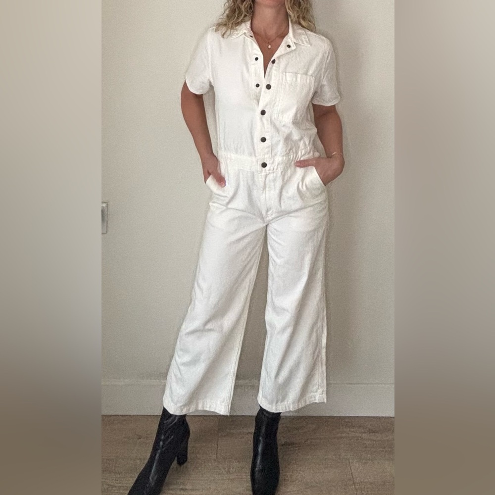 ❌ Levi’s Women's White Button-Front Jumpsuit